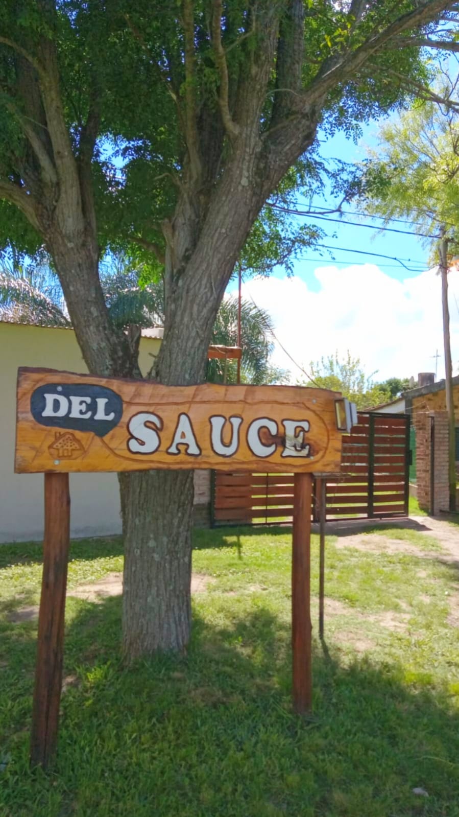 Mastering the First Impression: Your intriguing post title goes here Cartel de bienvenida del complejo Cabañas del Sauce en Entre Ríos.