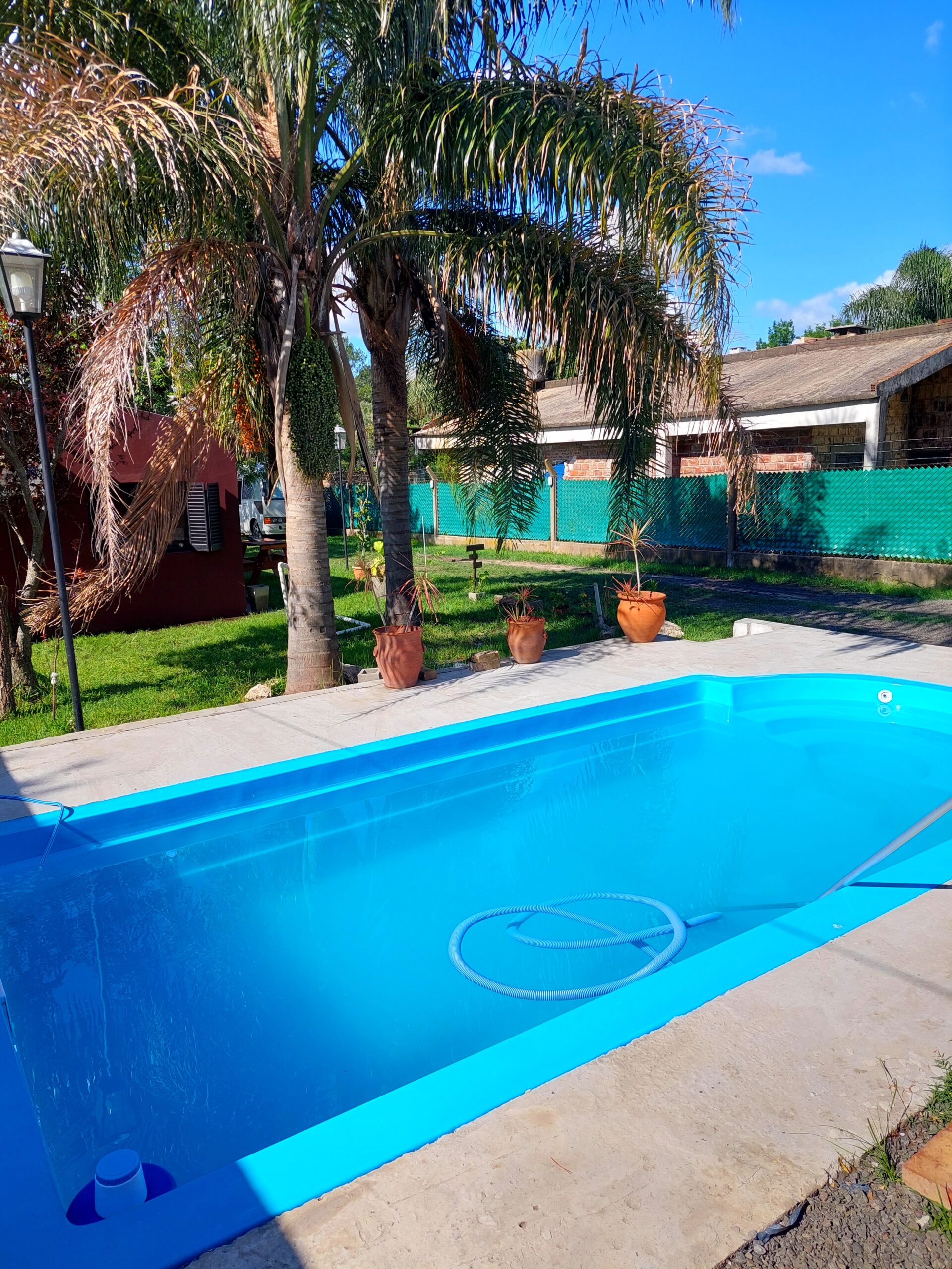 Pileta de natación con solárium en complejo de cabañas en Entre Ríos.