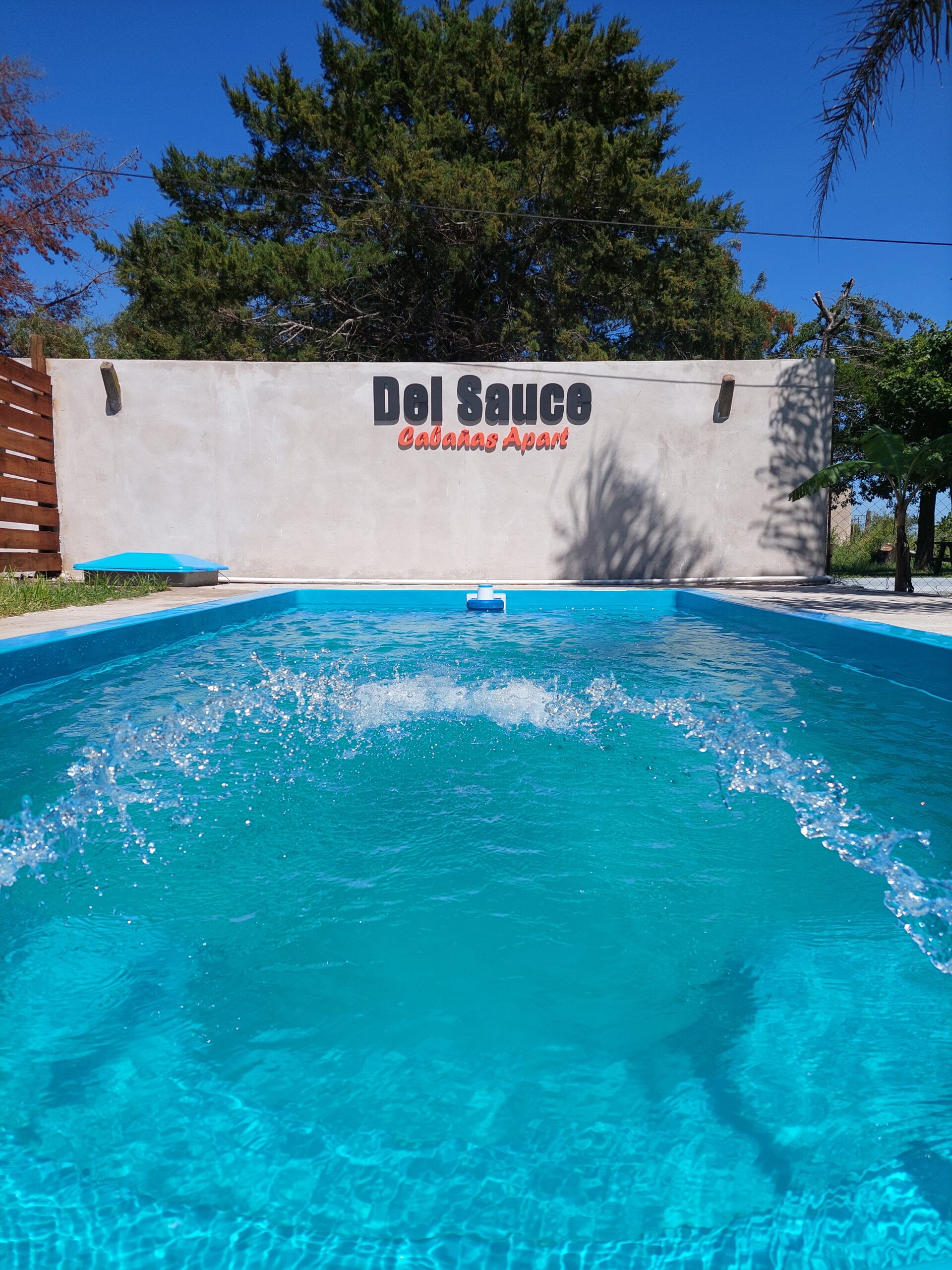 Pileta de natación con solárium en complejo de cabañas en Entre Ríos.