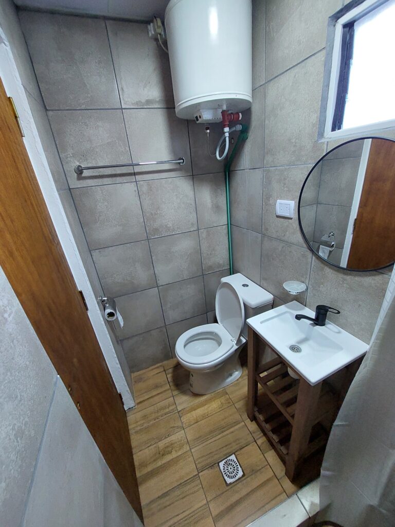 baño completo con termotanque agua caliente, muy comodo