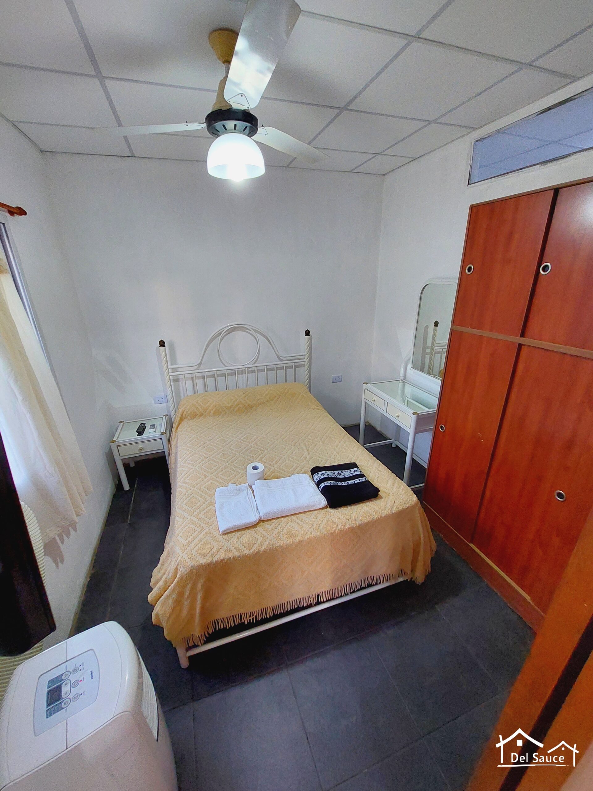 journey Dormitorio principal con cama matrimonial y ropa de blanco en Sauce Montrull.