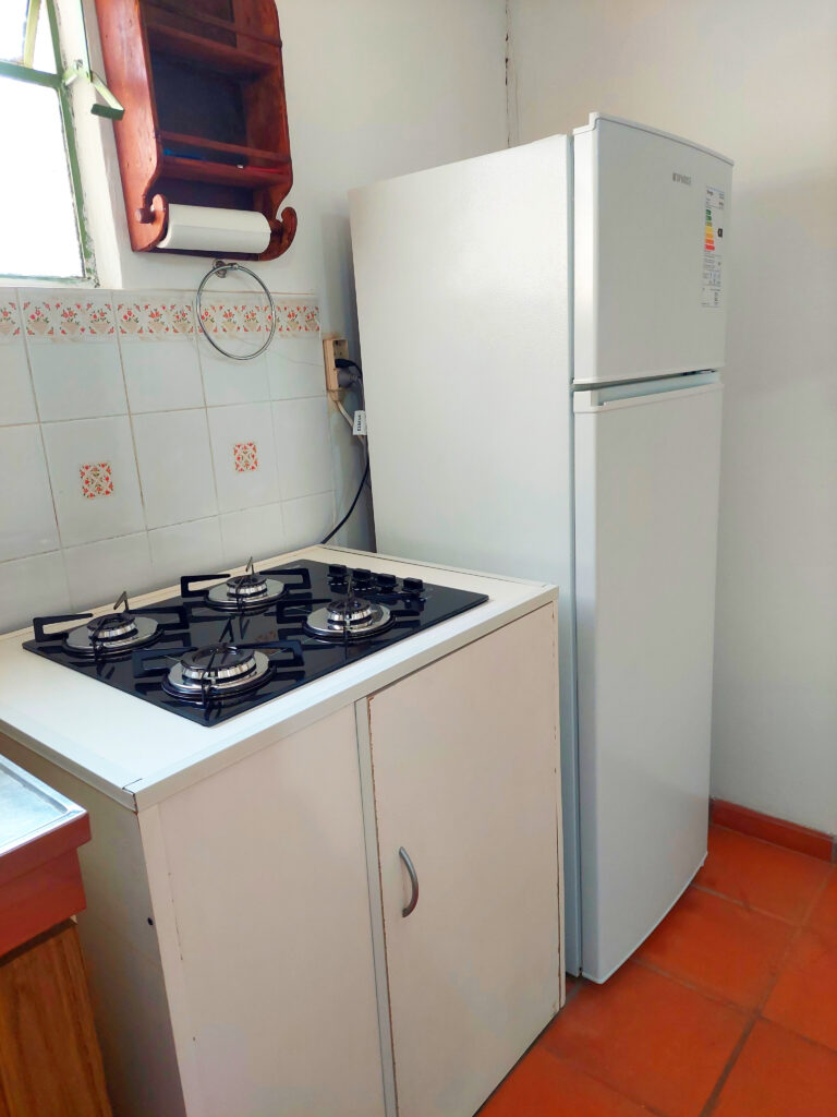 Cocina hornalla de vidrio y heladera