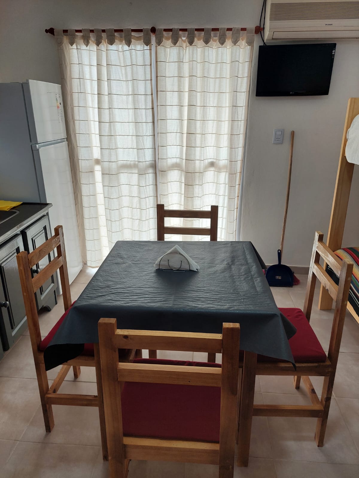 Cocina completa con heladera y vajilla para alquiler temporario.